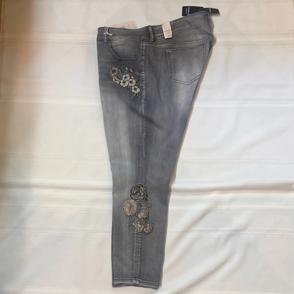 💥SALE💥 $32 Torrid Ankle Skinny Gray Floral Embroidered Jeans NWT Sz 16R - Picture 6 of 16